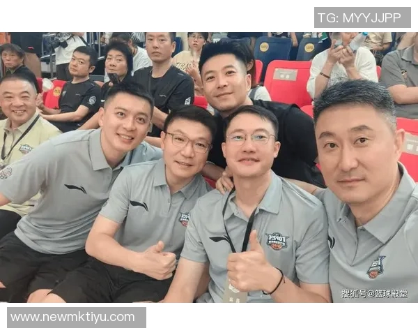 杨鸣与杜锋赛后微笑拥抱展现对输球的坦然态度 杨鸣与杜锋赛后微笑拥抱展现对输球的坦然态度