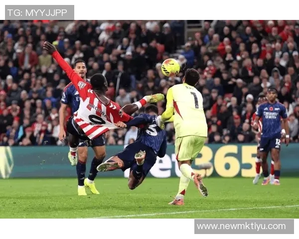 拉亚扑救布罗比近距离射门后失误队友提醒才稳住球权